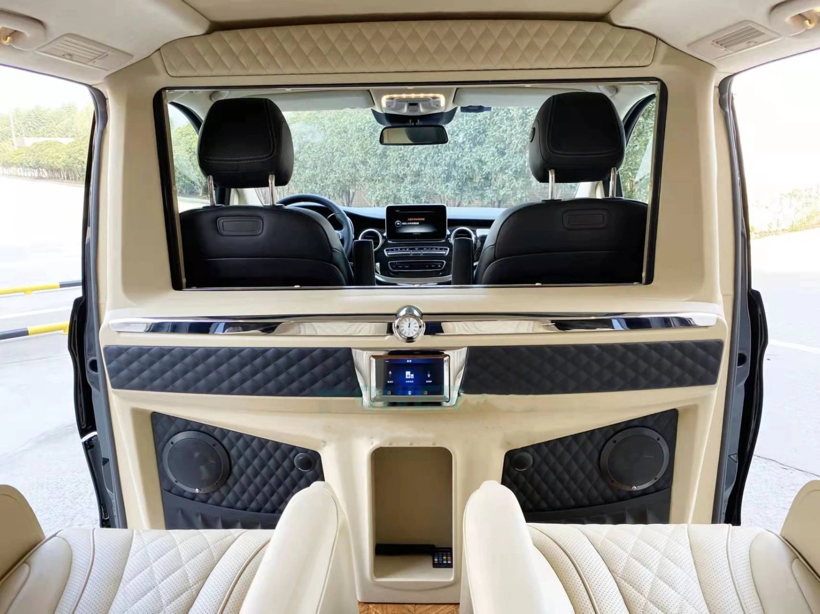 car-partition-TV-3