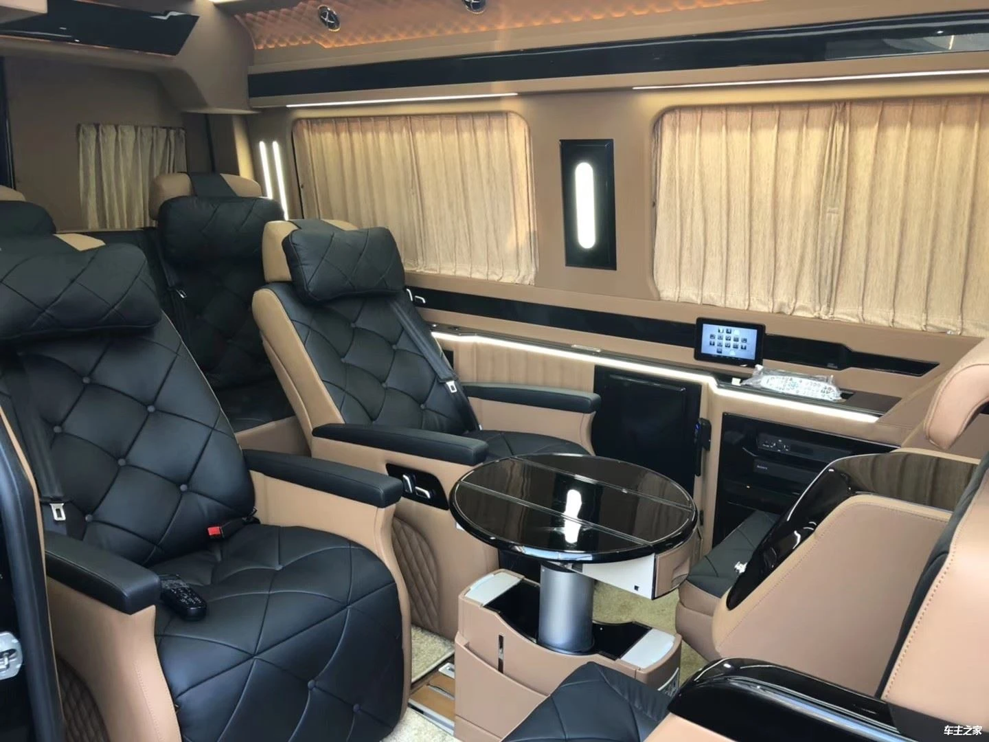 Carcasa de modificare a interiorului Mercedes-Benz Sprinter este proaspăt lan...