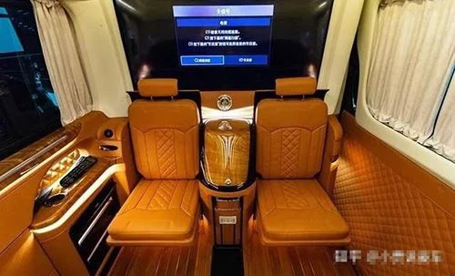 Caravană Mercedes-Benz Sprinter cu nouă locuri, cu interior regal