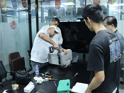 Fabricația de scaune auto Xiamen Kench salută clienții de peste mări pentru a...